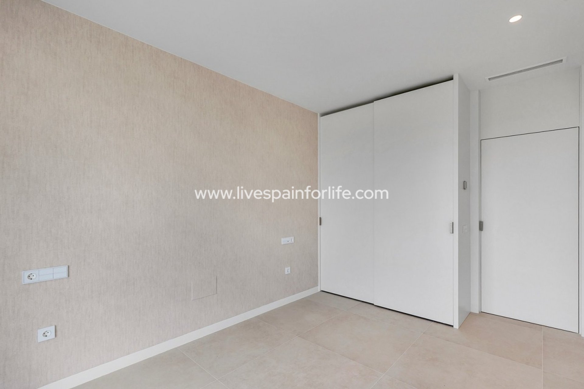 - Apartments -
Las Colinas Golf