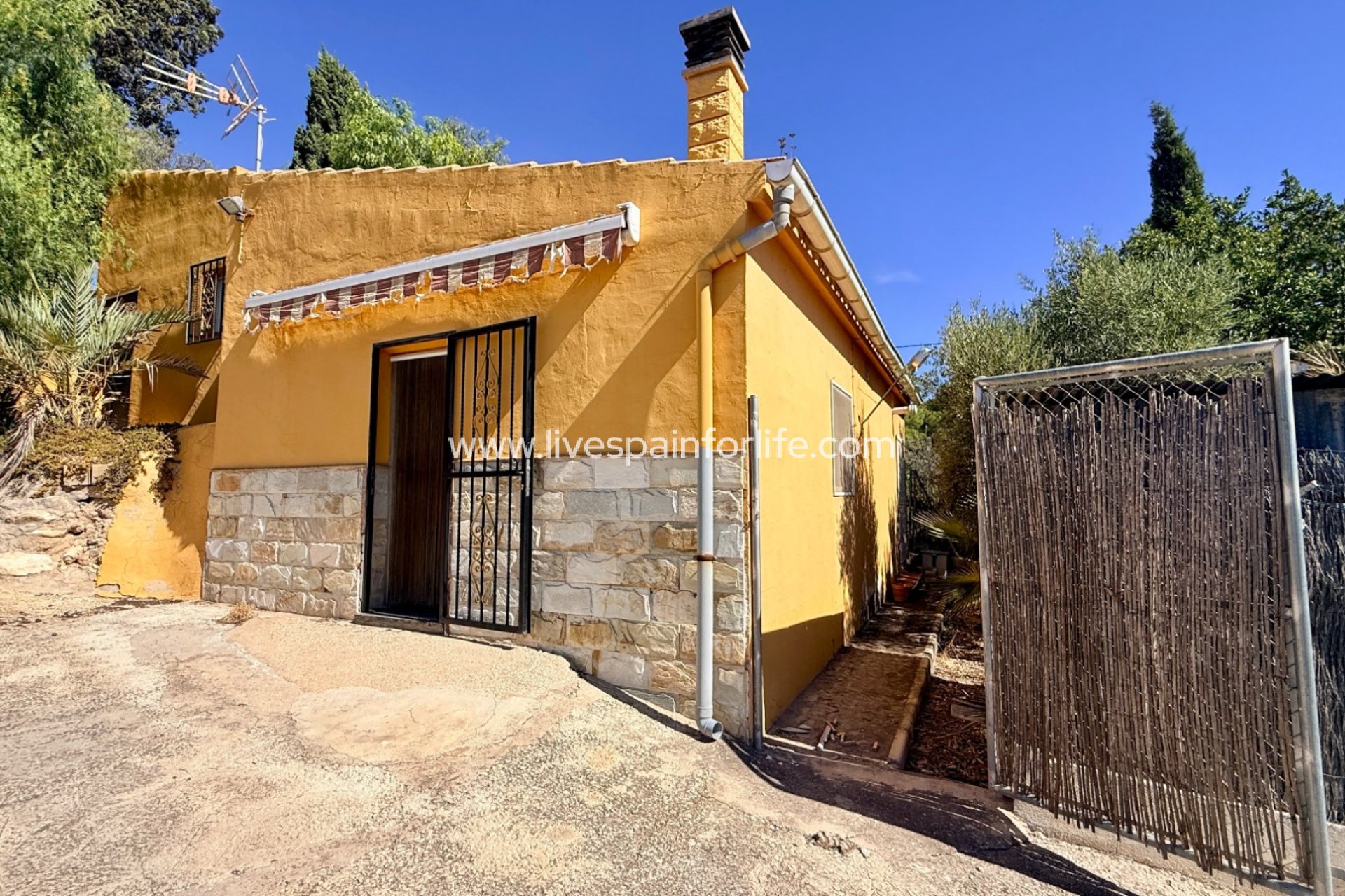  - Cave home -
