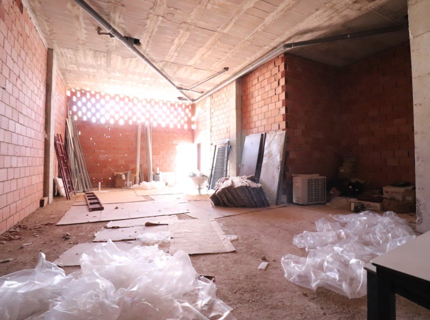  - Commercial -
Los Montesinos - Laguna Green