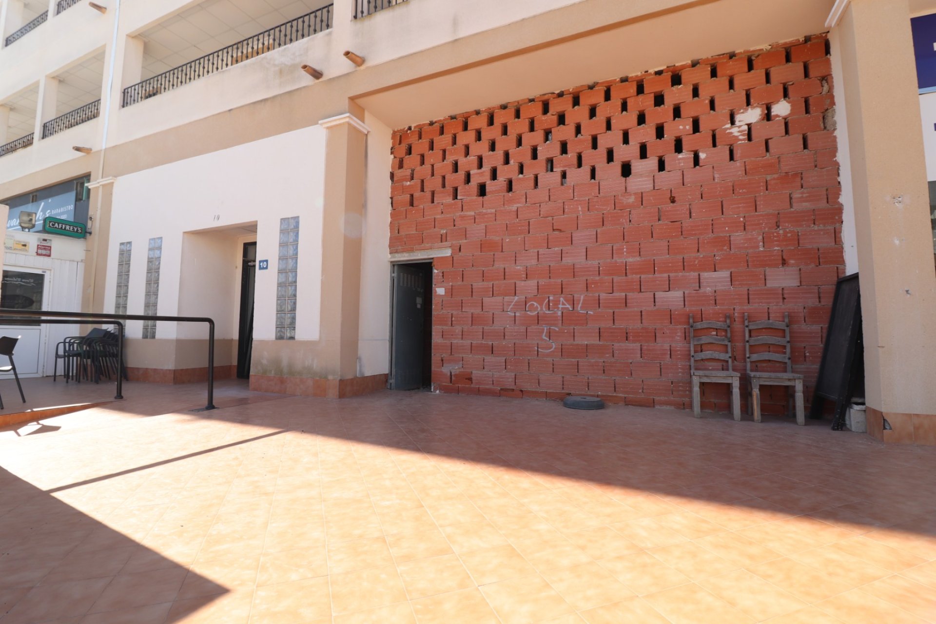  - Commercial -
Los Montesinos - Laguna Green