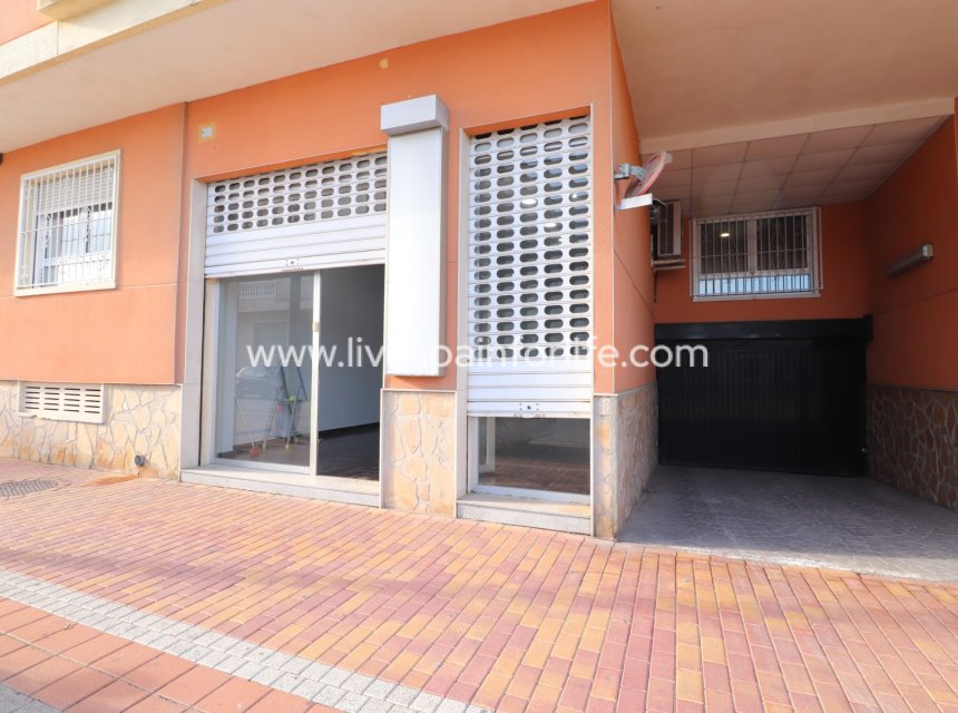 Herverkoop - Handelspand -
Formentera del Segura - Formentera - Village