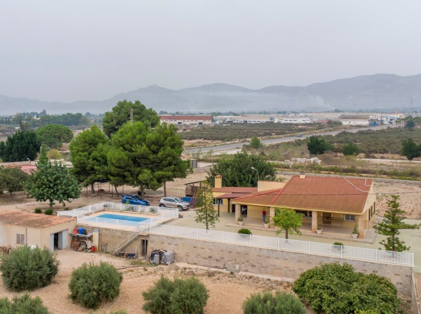 Herverkoop - Plattelandswoning -
Albatera