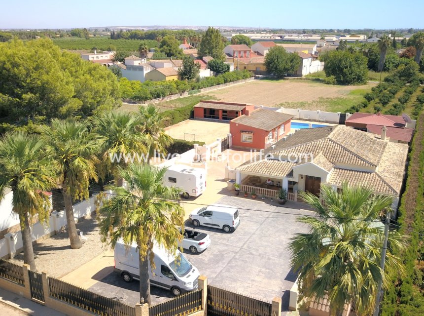 Herverkoop - Plattelandswoning -
Almoradi - Heredades