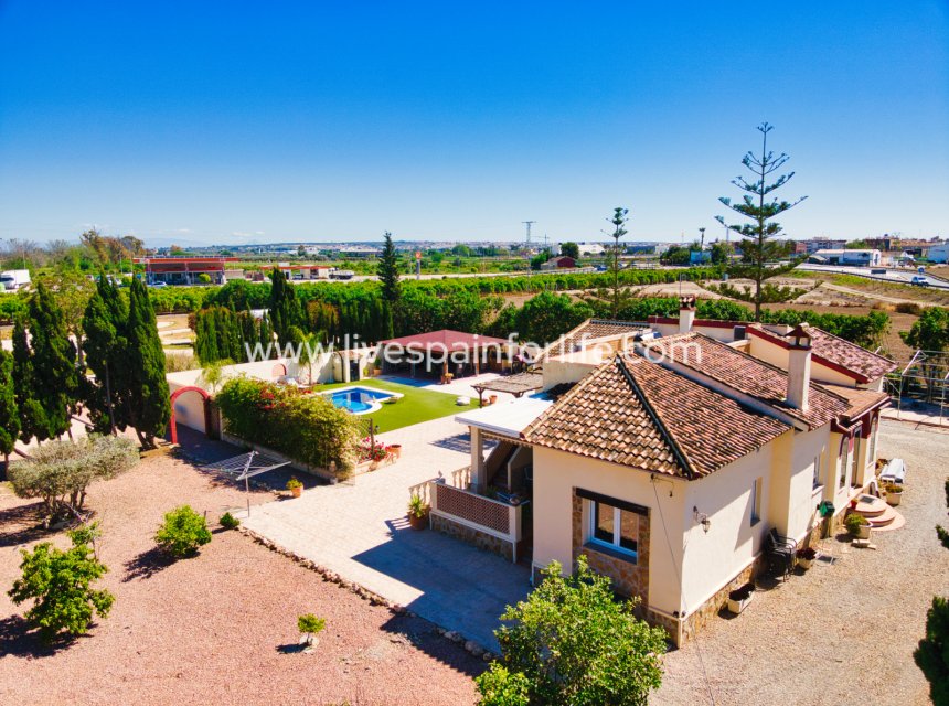 Herverkoop - Plattelandswoning -
Formentera Del Segura