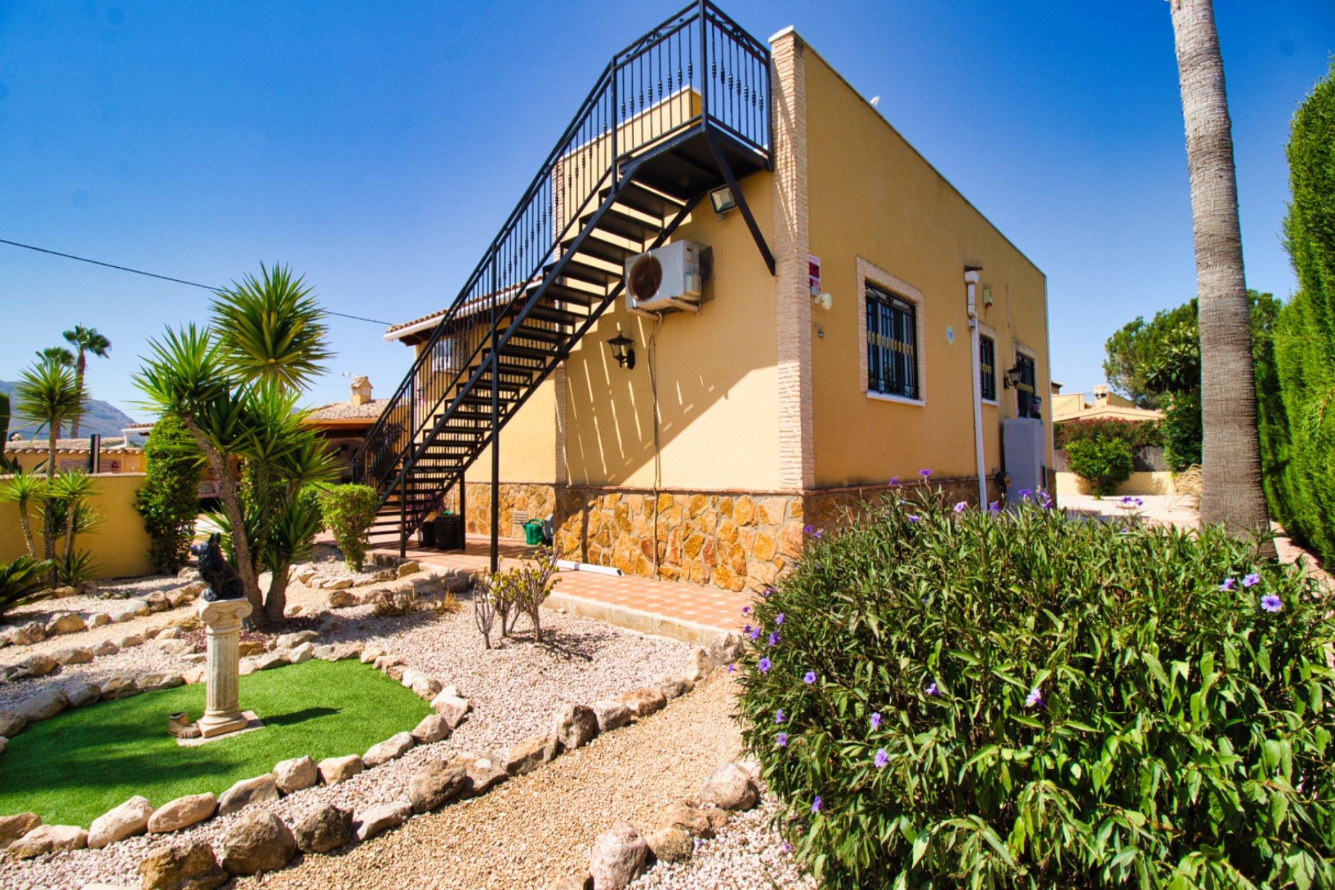 Herverkoop - Plattelandswoning -
Orihuela