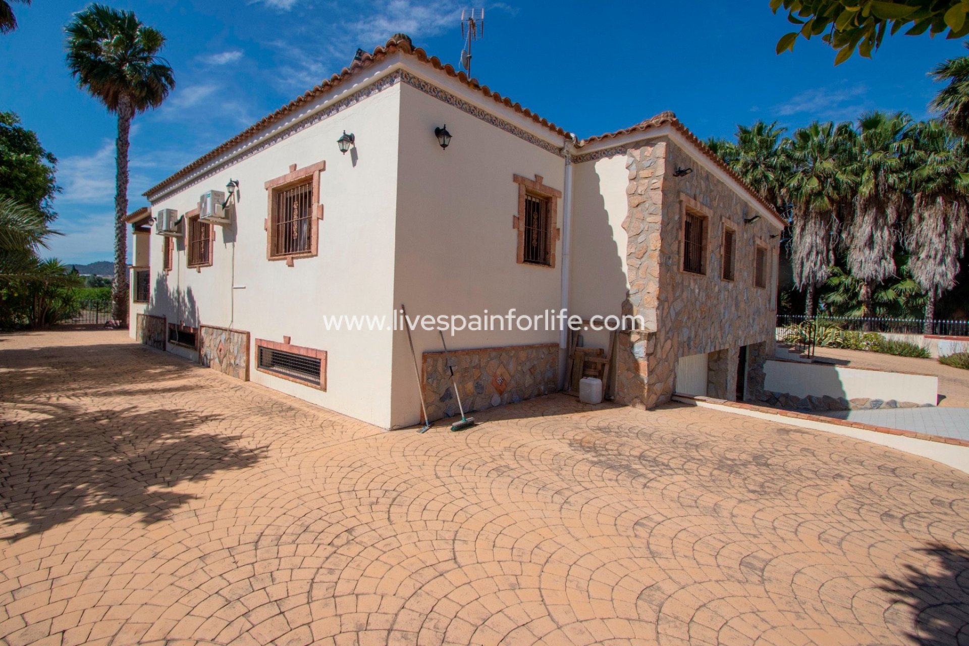 Herverkoop - Plattelandswoning -
Orihuela