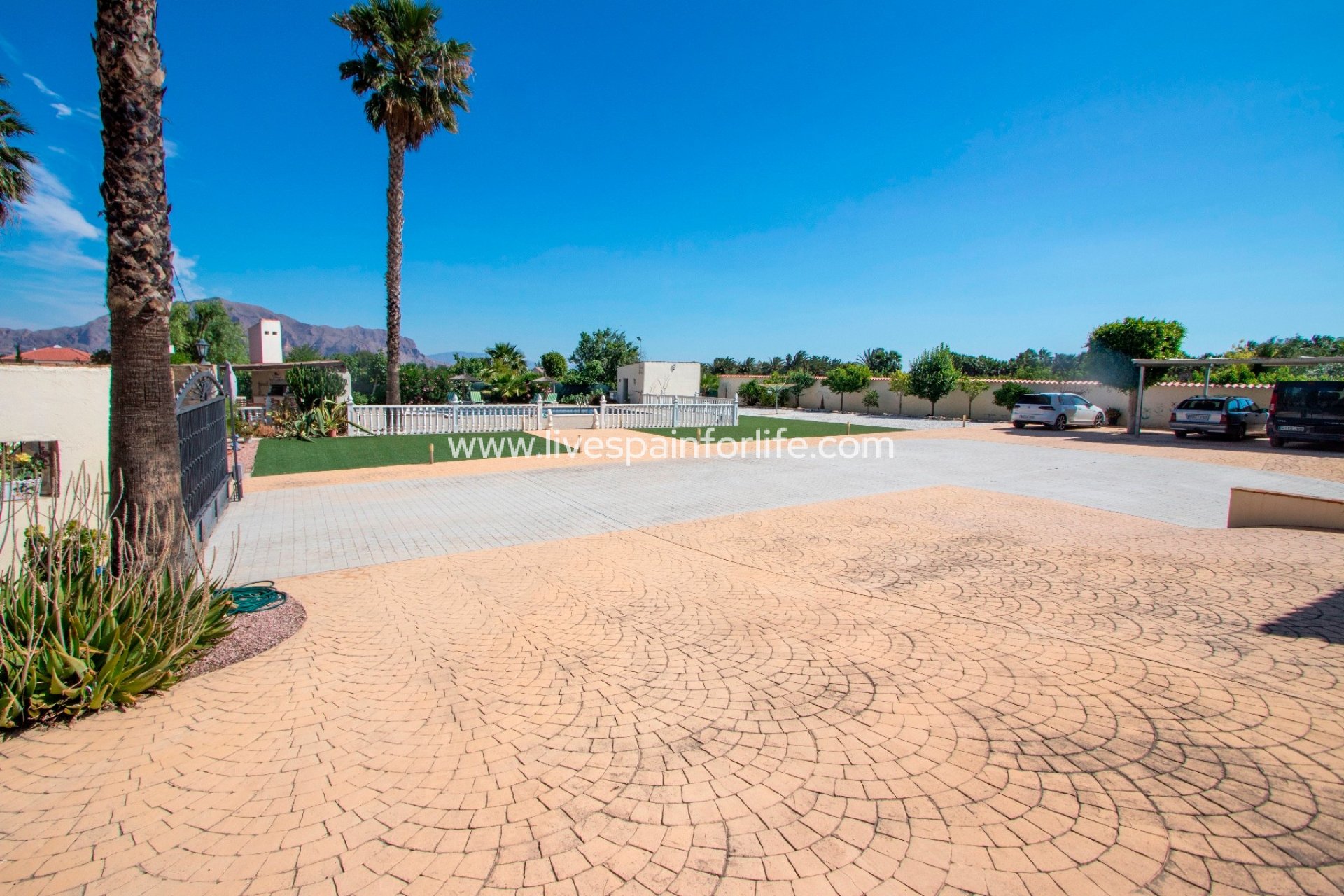 Herverkoop - Plattelandswoning -
Orihuela