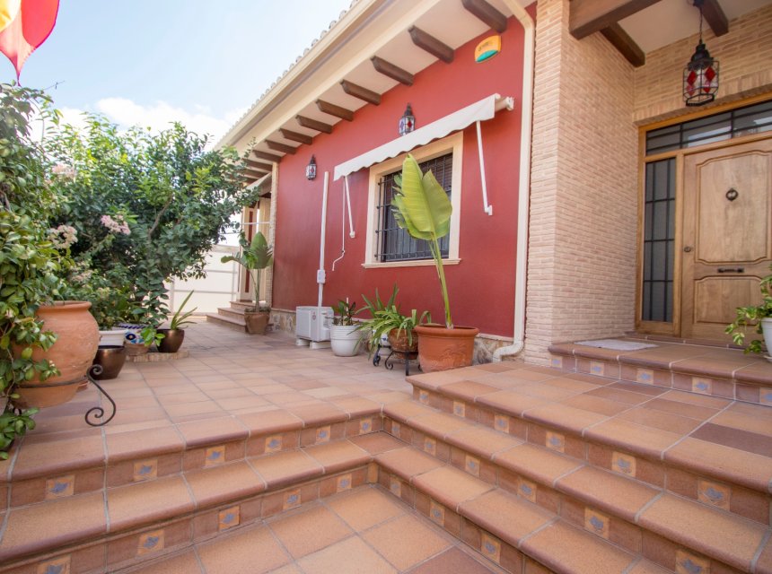 Herverkoop - Rijwoning -
Alicante