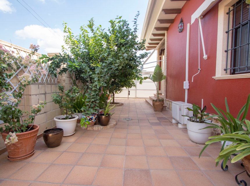 Herverkoop - Rijwoning -
Alicante