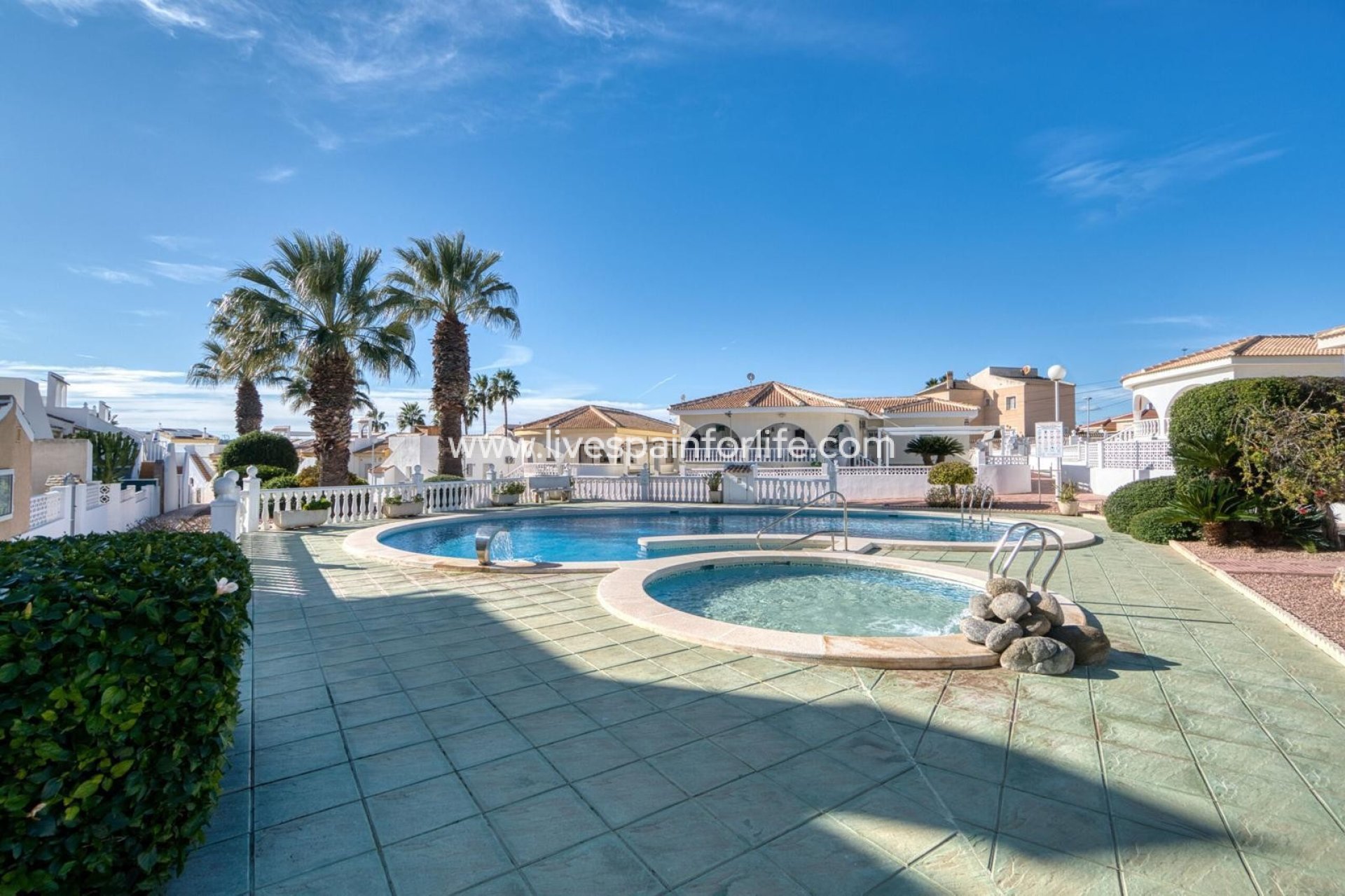 Herverkoop - Rijwoning -
Benijofar - Monte Azul
