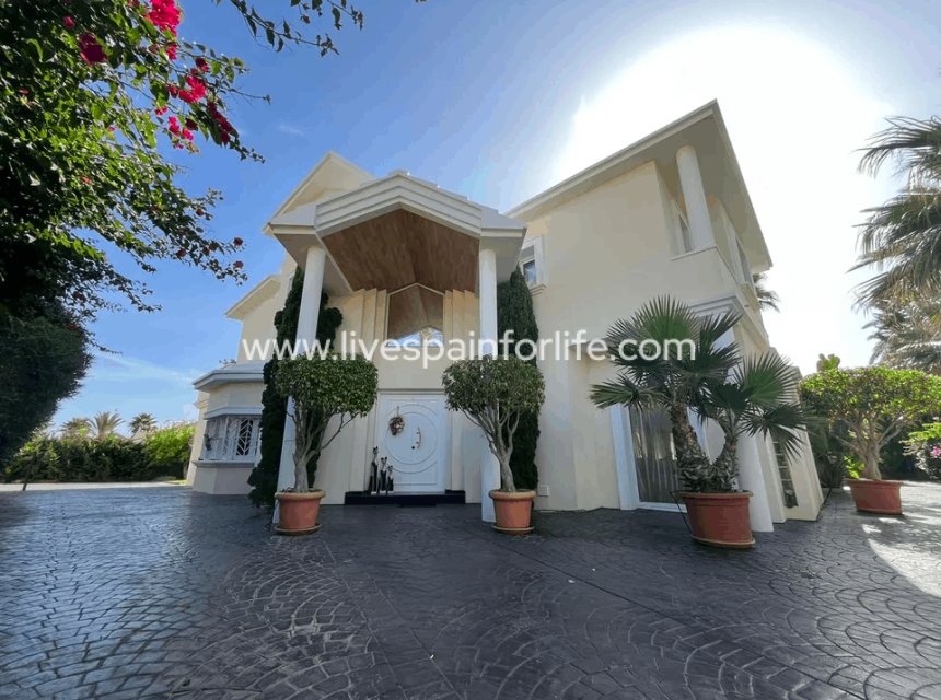 Herverkoop - Villa (alleenstaand) -
Cabo Roig