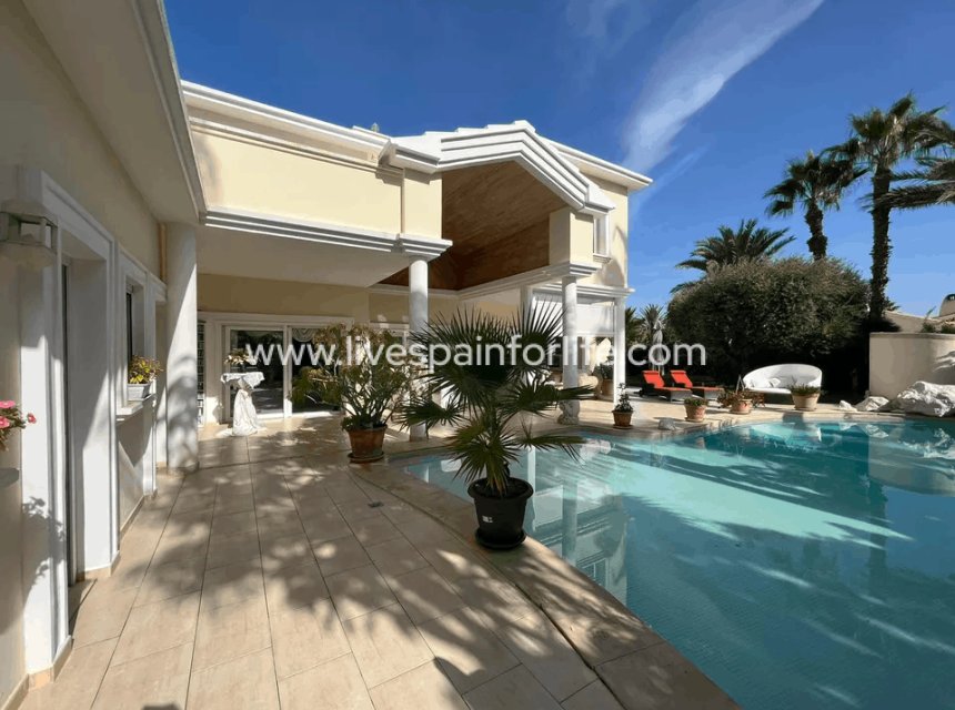 Herverkoop - Villa (alleenstaand) -
Cabo Roig