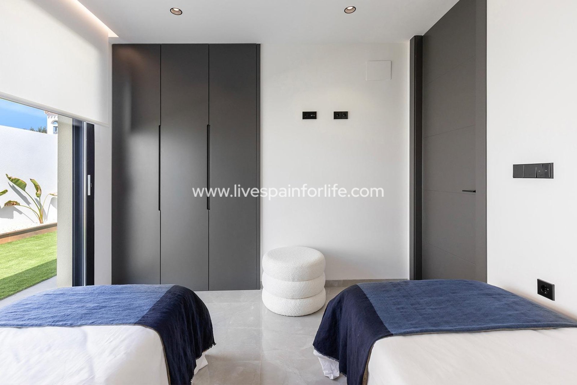  -  -
 - Los Balcones