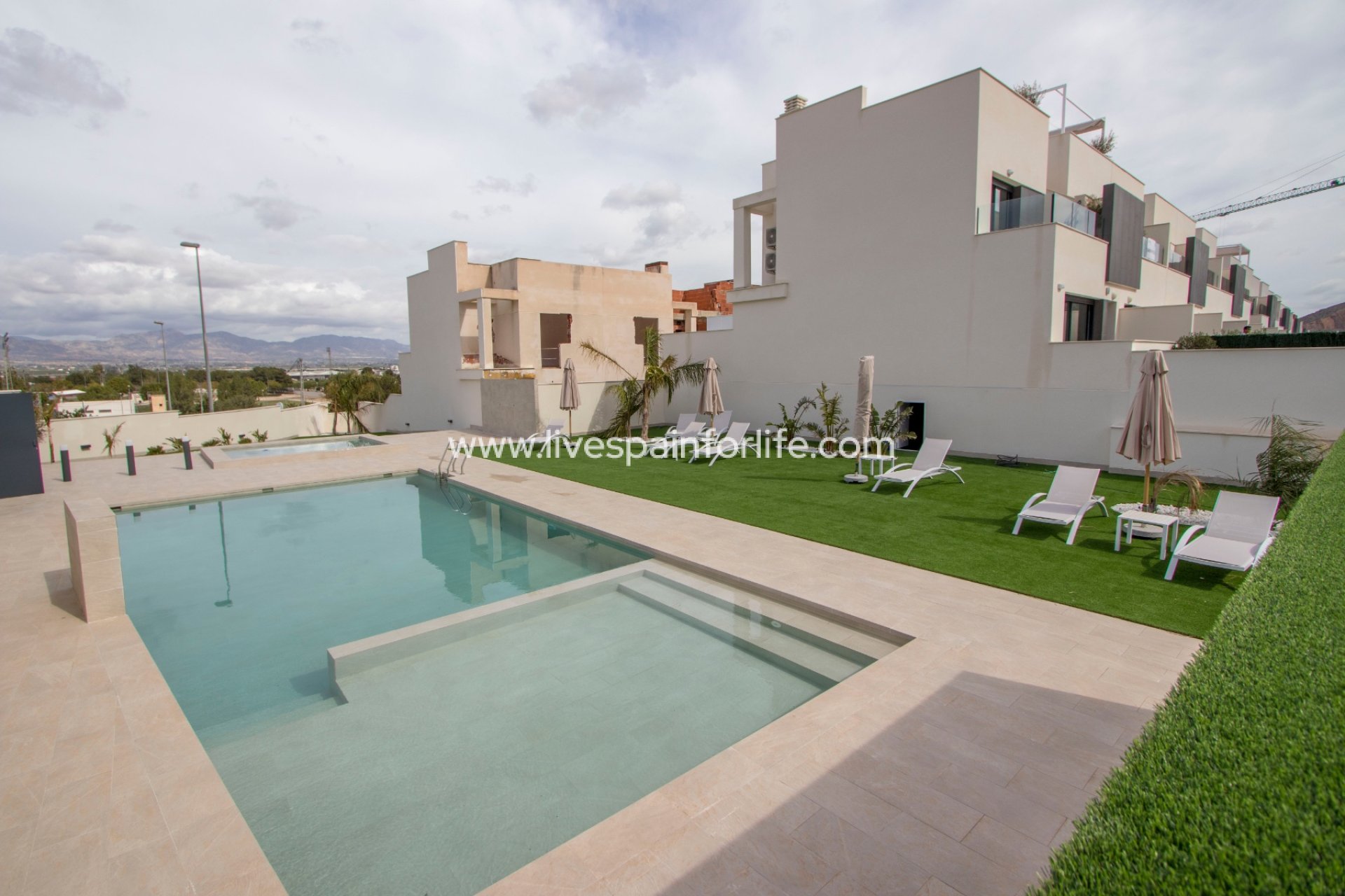 Nuevo - Town house -
Cox