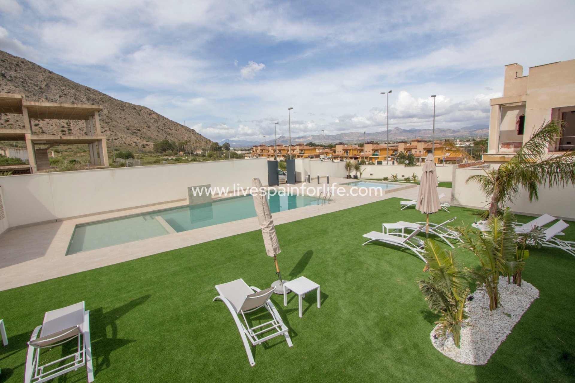 Nuevo - Town house -
Cox