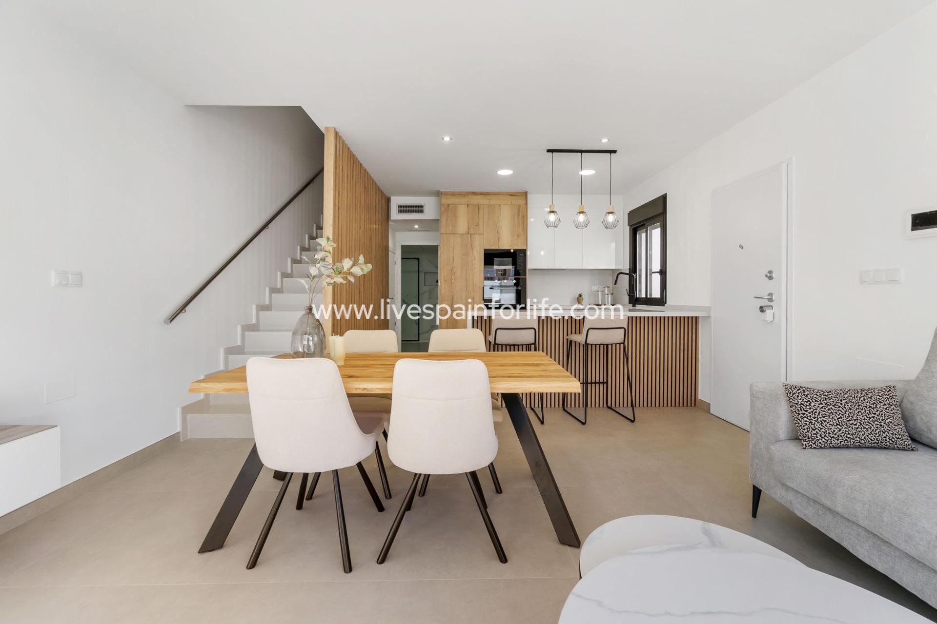  -  -
 - Polideportivo