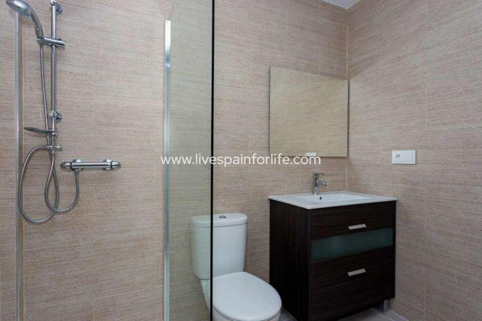  - Quad House -
Daya Nueva - 