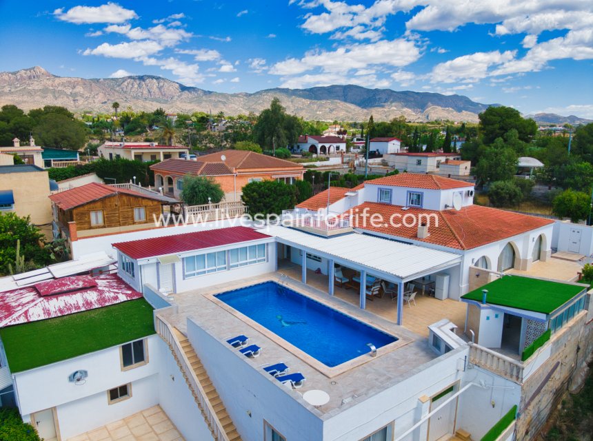 Resale - 5. Finca / Country Property -
Albatera