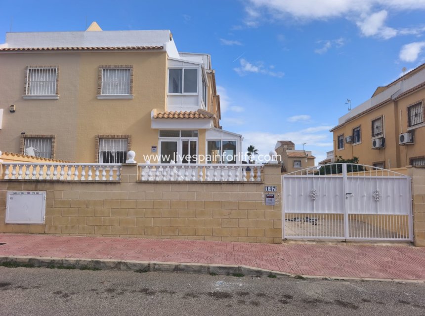 Resale - Bungalow -
Alicante