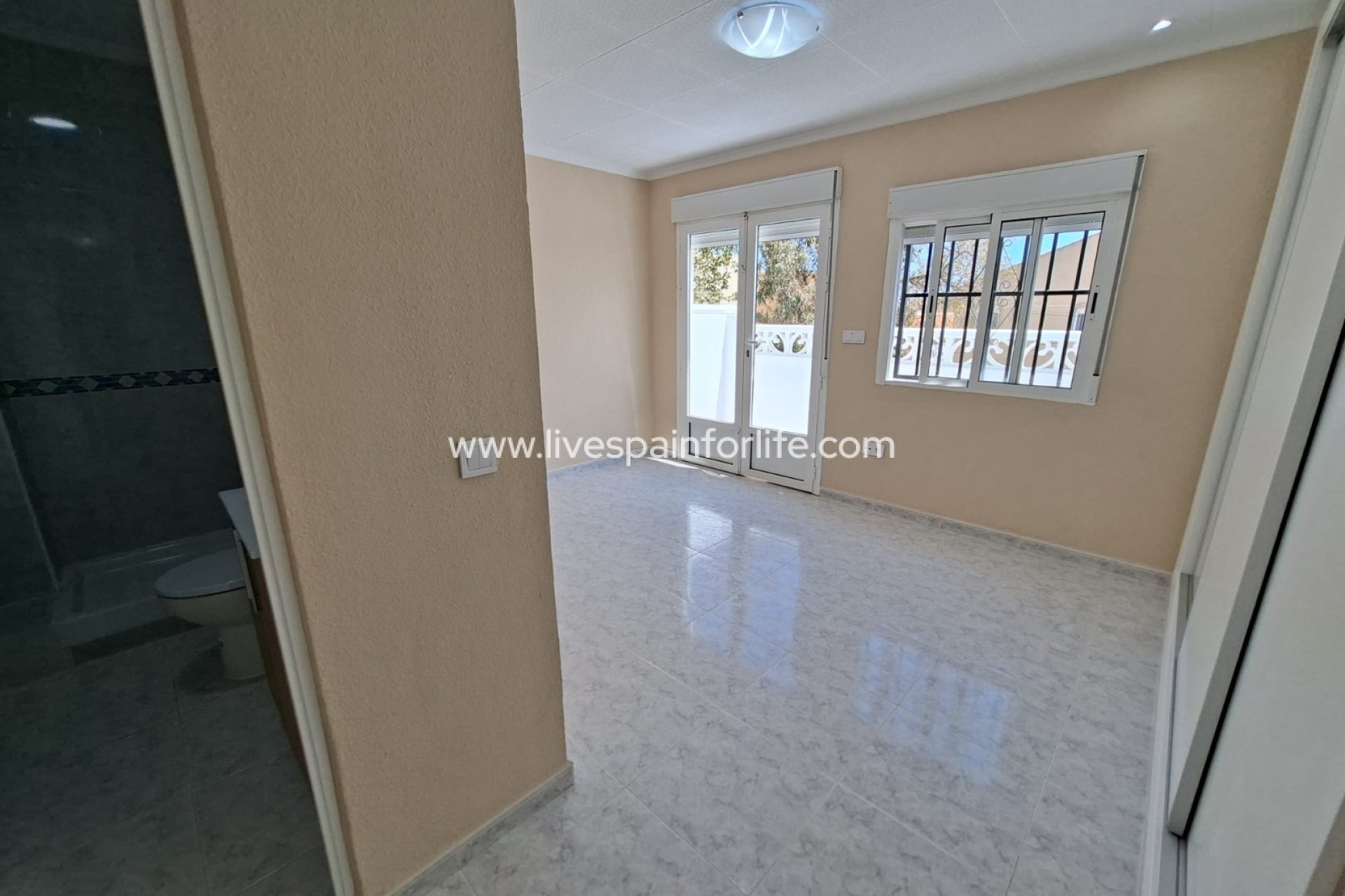 Resale - Bungalow -
Alicante