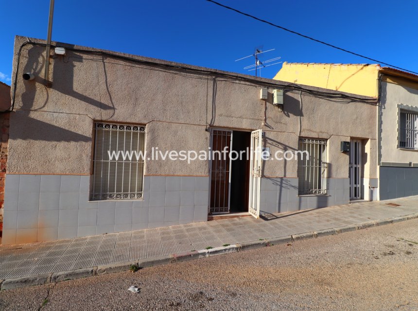 Resale - Bungalow -
Benijofar