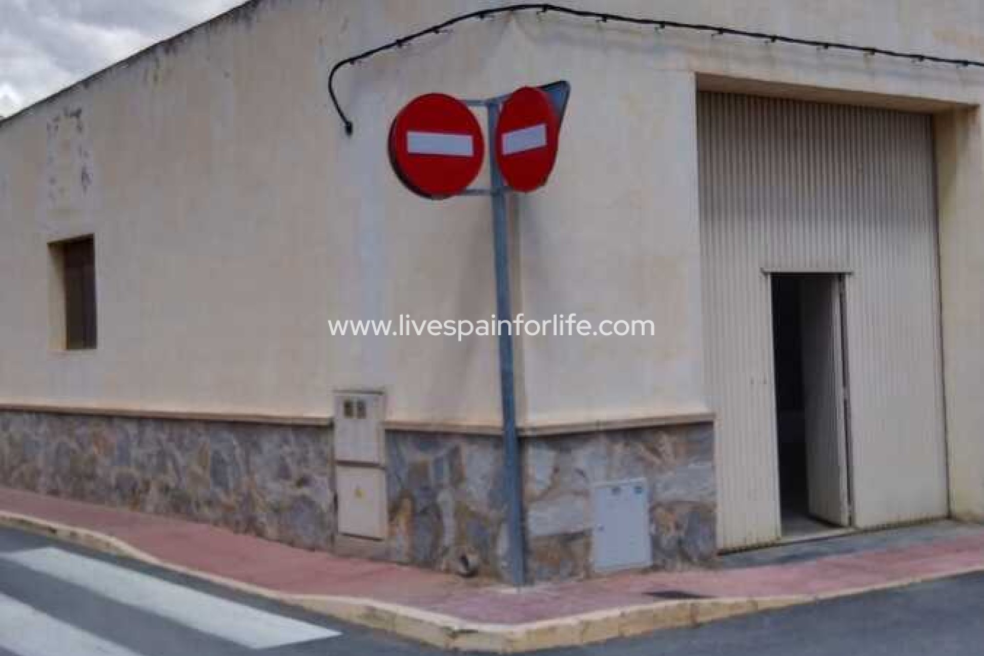 Resale - Commercial -
Daya Vieja