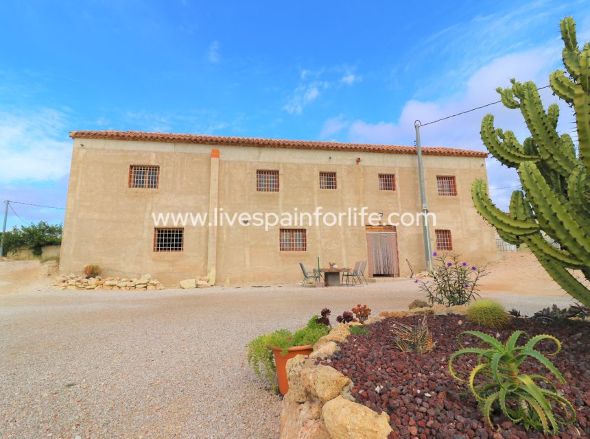 Resale - Country Property -
Abanilla