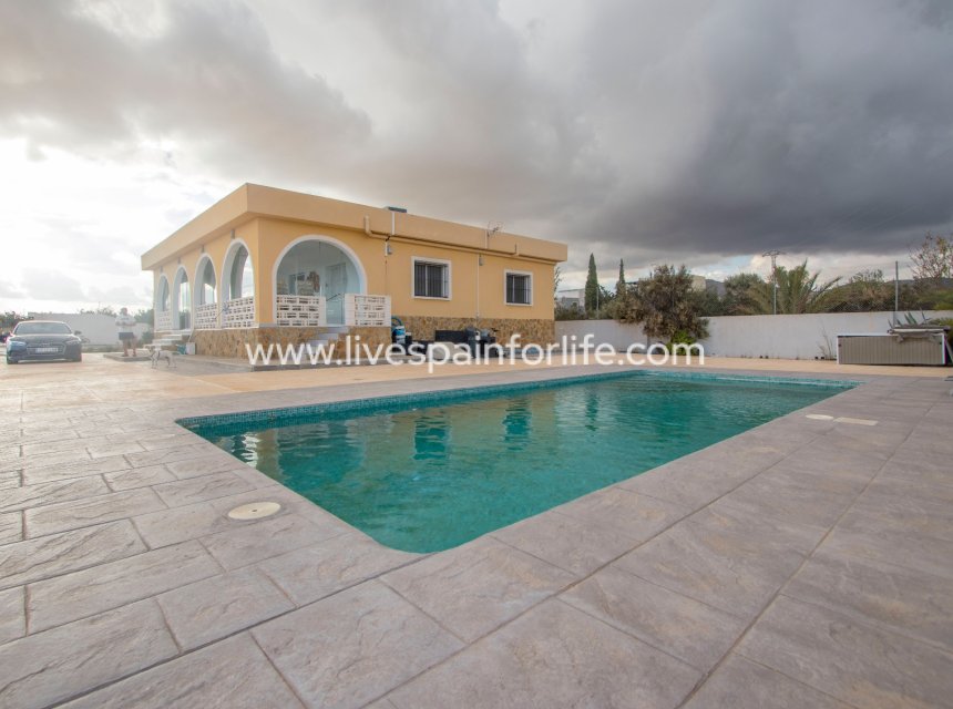 Resale - Country Property -
Albatera