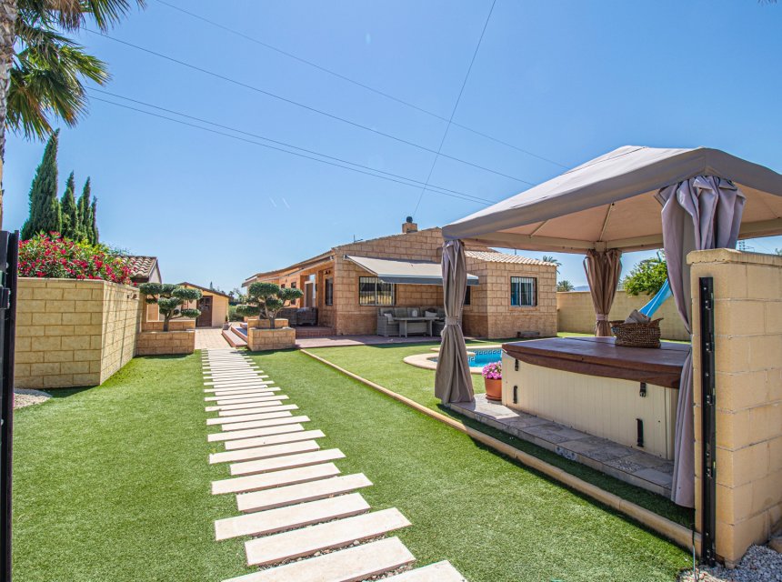 Resale - Country Property -
Albatera