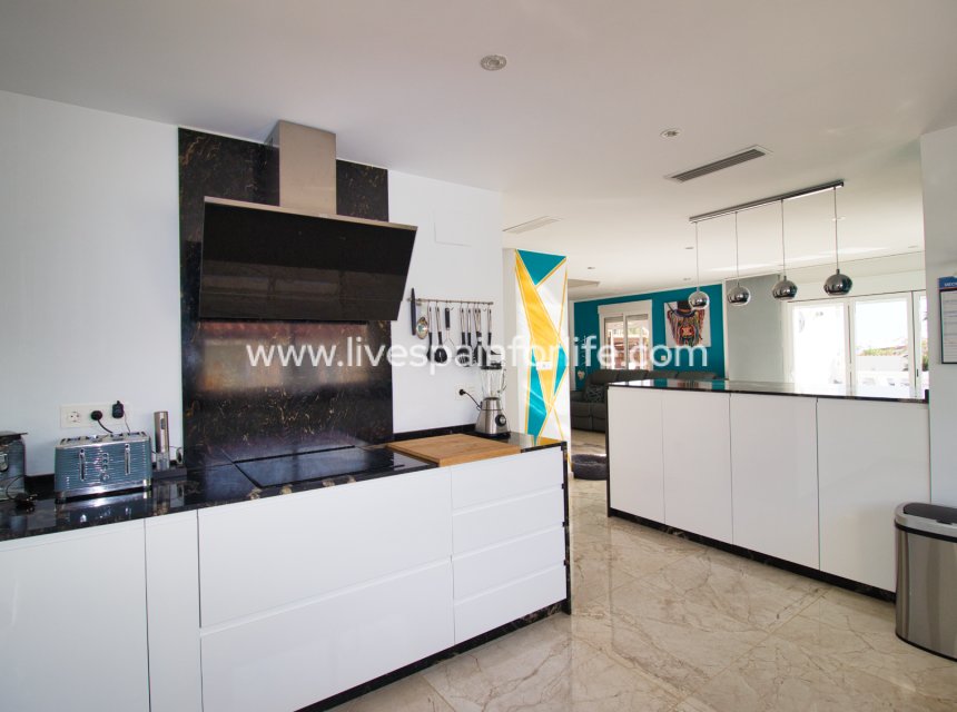 Resale - Country Property -
Albatera