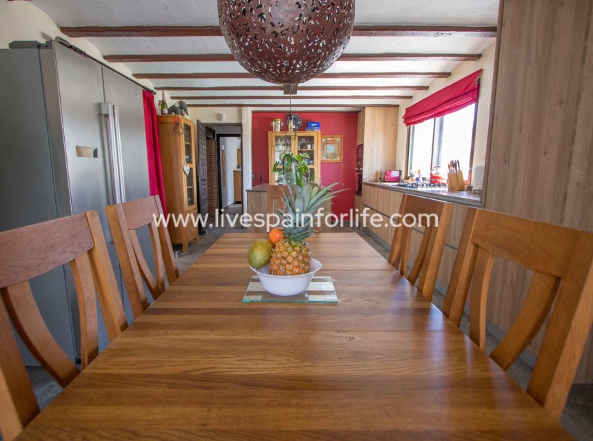 Resale - Country Property -
Barbarroja