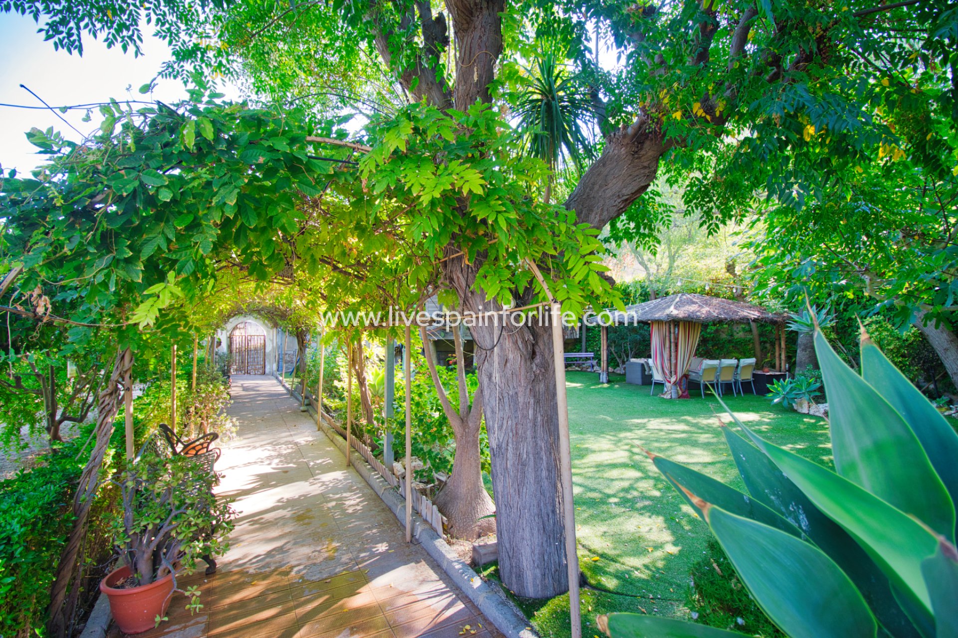 Resale - Country Property -
Benferri