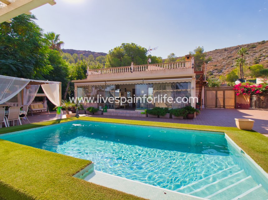 Resale - Country Property -
Benferri