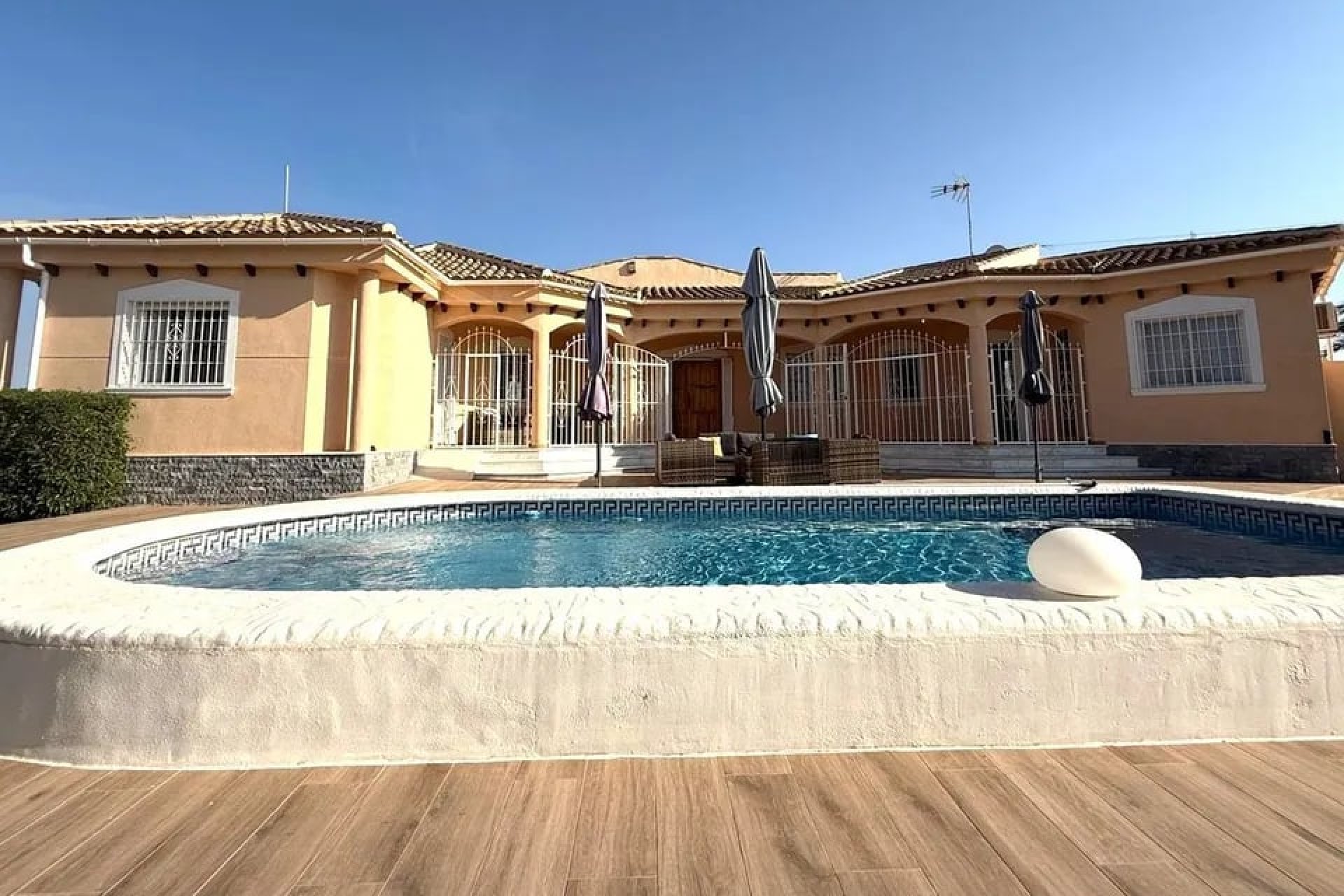 Resale - Country Property -
Catral