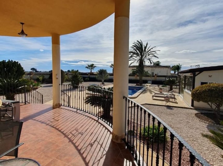 Resale - Country Property -
Catral