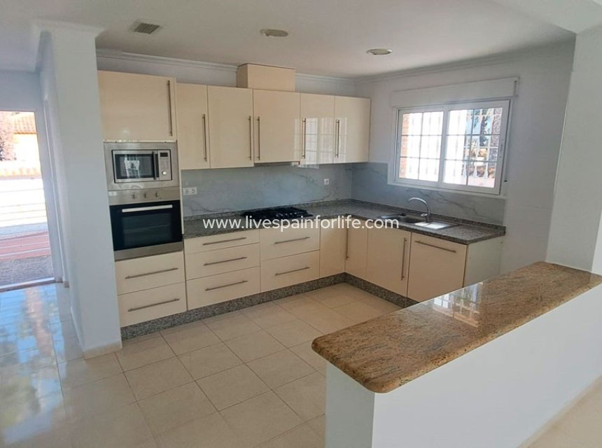 Resale - Country Property -
Catral