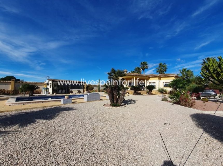 Resale - Country Property -
Catral