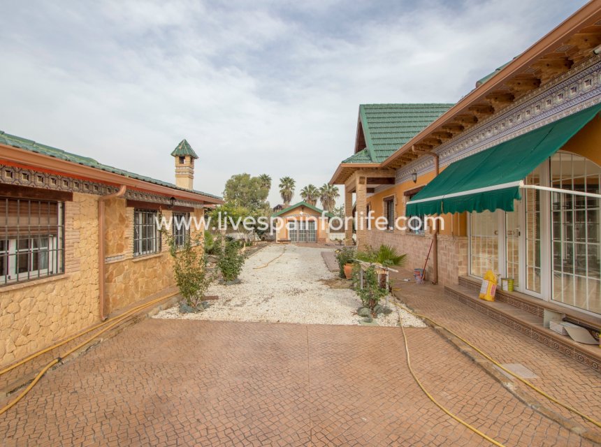 Resale - Country Property -
Catral
