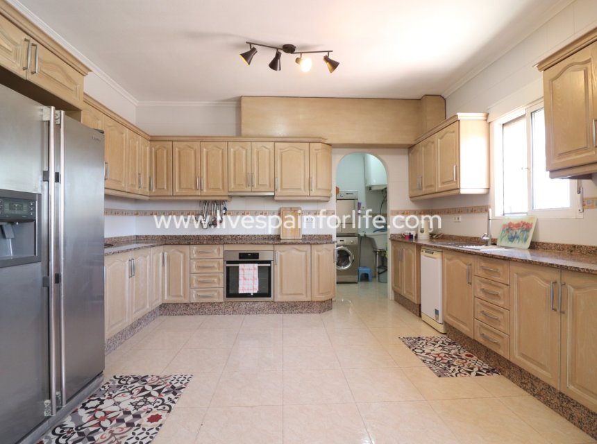 Resale - Country Property -
Catral