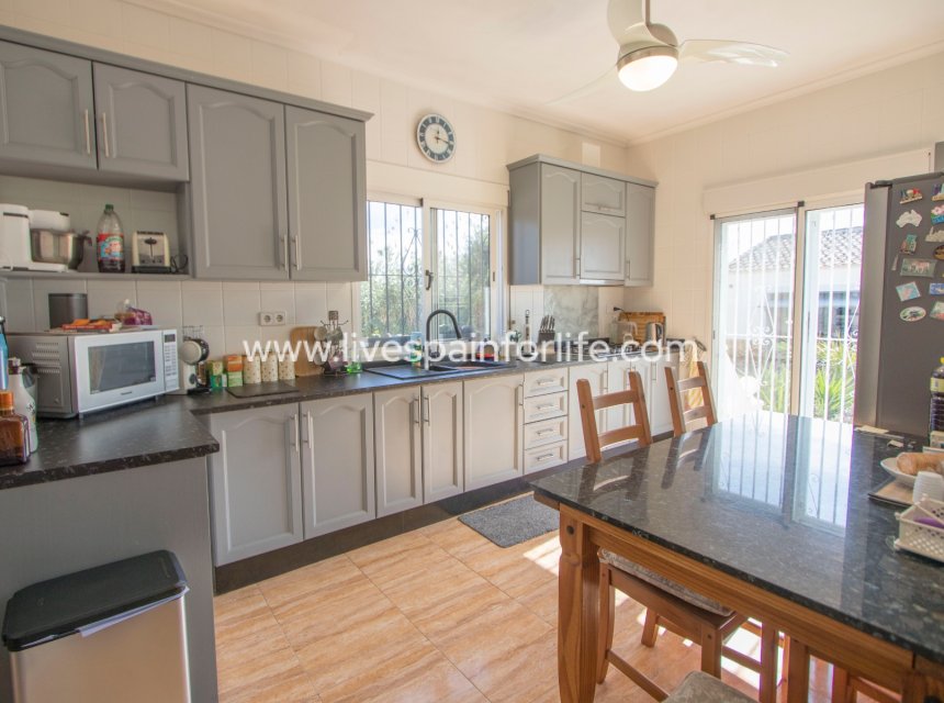 Resale - Country Property -
Catral