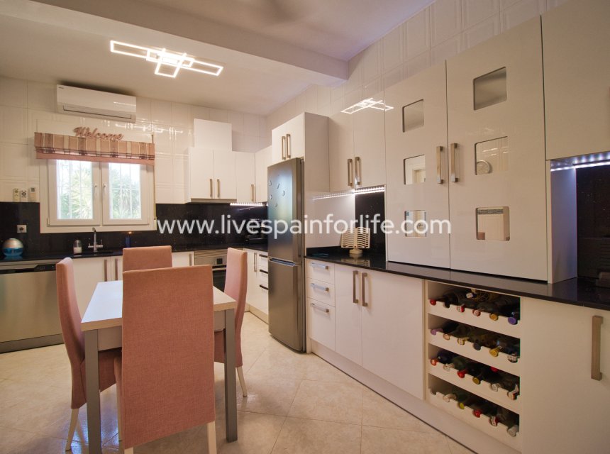 Resale - Country Property -
Catral
