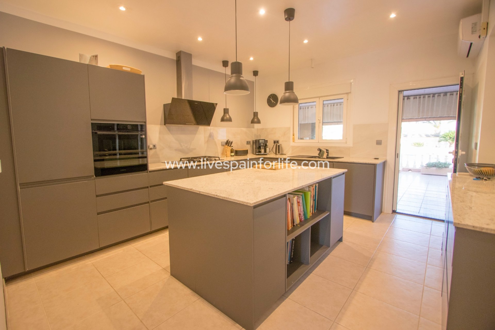 Resale - Country Property -
Catral