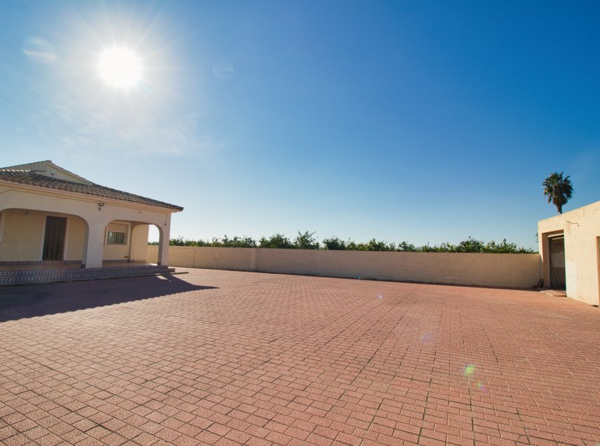 Resale - Country Property -
Dolores