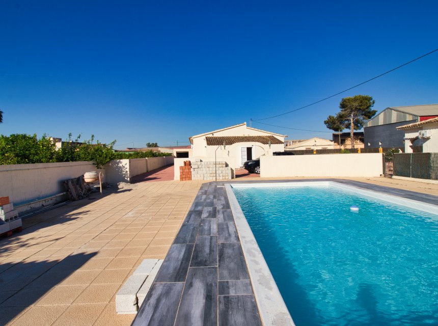 Resale - Country Property -
Dolores