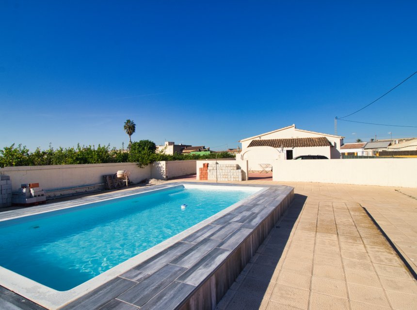 Resale - Country Property -
Dolores