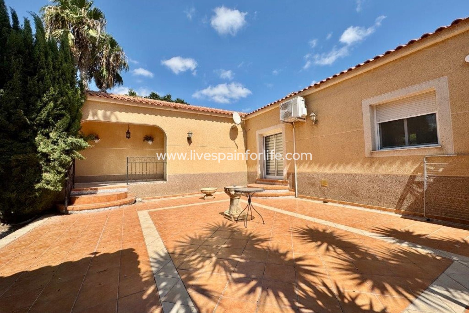 Resale - Country Property -
Dolores