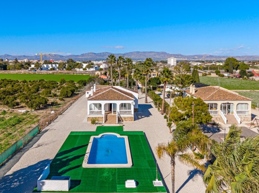 Resale - Country Property -
Dolores