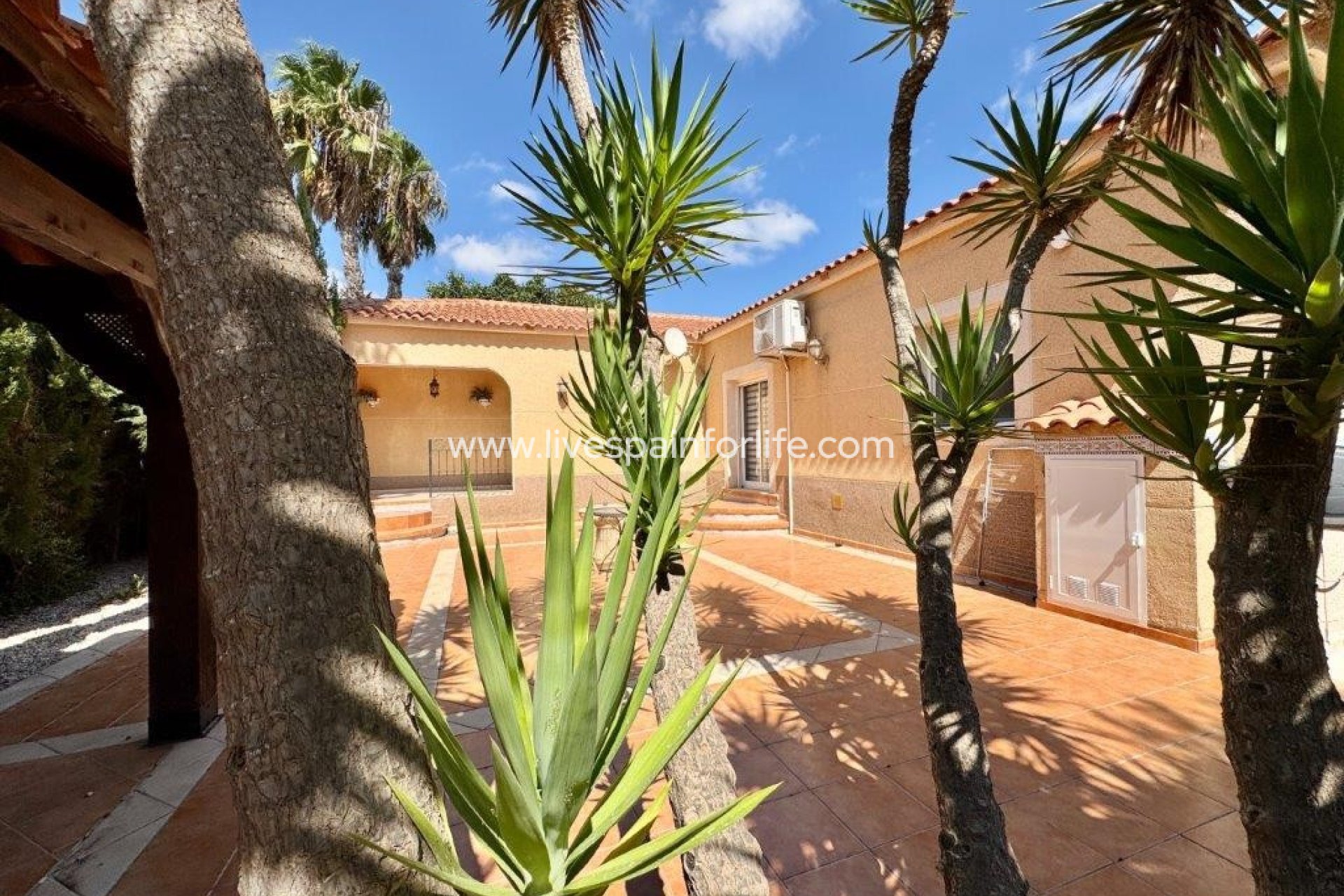 Resale - Country Property -
Dolores