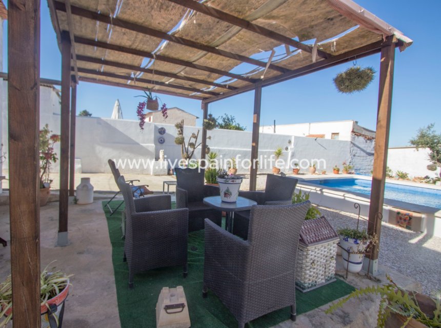 Resale - Country Property -
Dolores