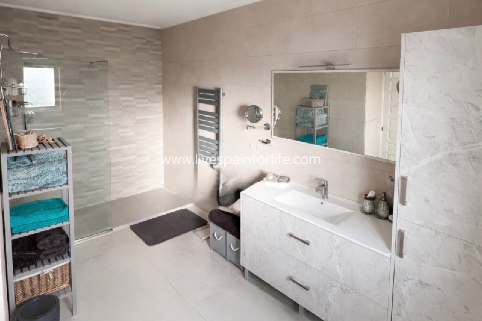 Resale - Country Property -
Dolores